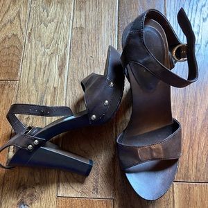 Fioni brown heels
